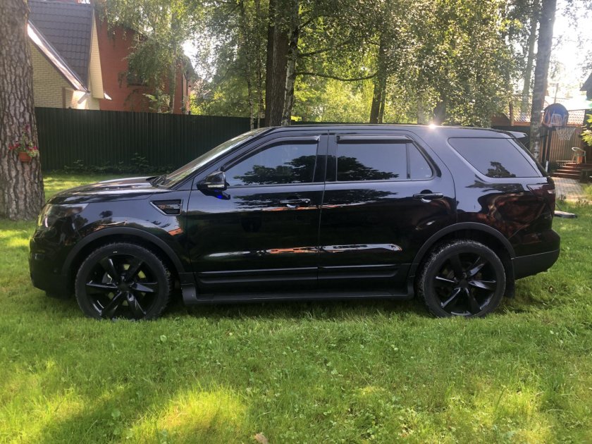 Ford Explorer черный