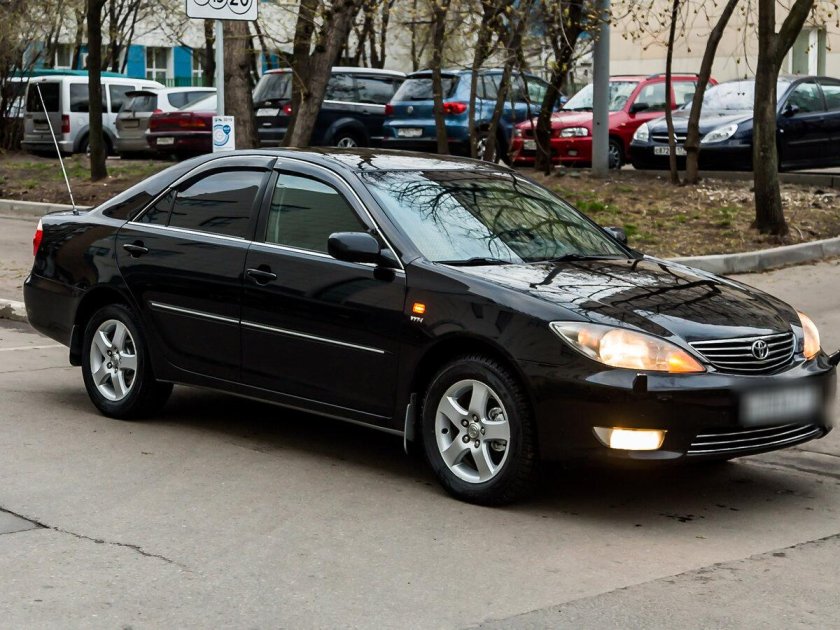 Toyota Camry 30 черная