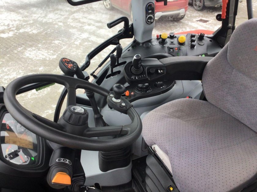 Кабина трактора