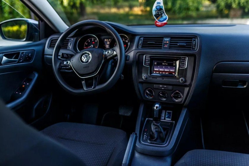 Фольксваген Джетта 2015 года салон