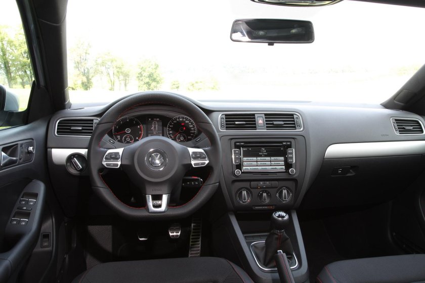 Фольксваген Джетта 2012 года салон