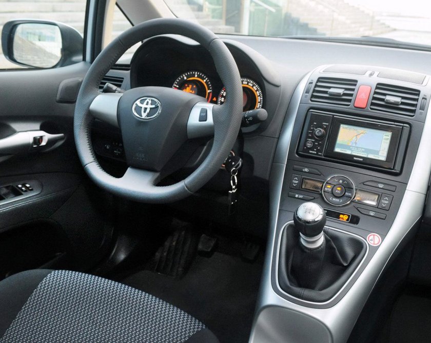 Тойота аурис 2011