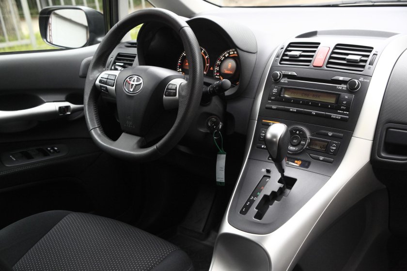 Тойота аурис 2008 салон