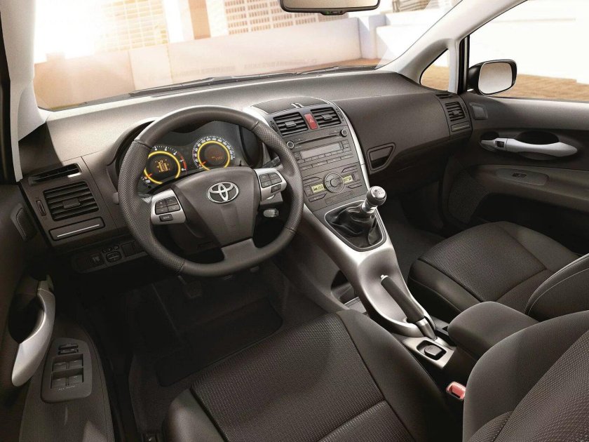 Toyota Auris 2010 салон