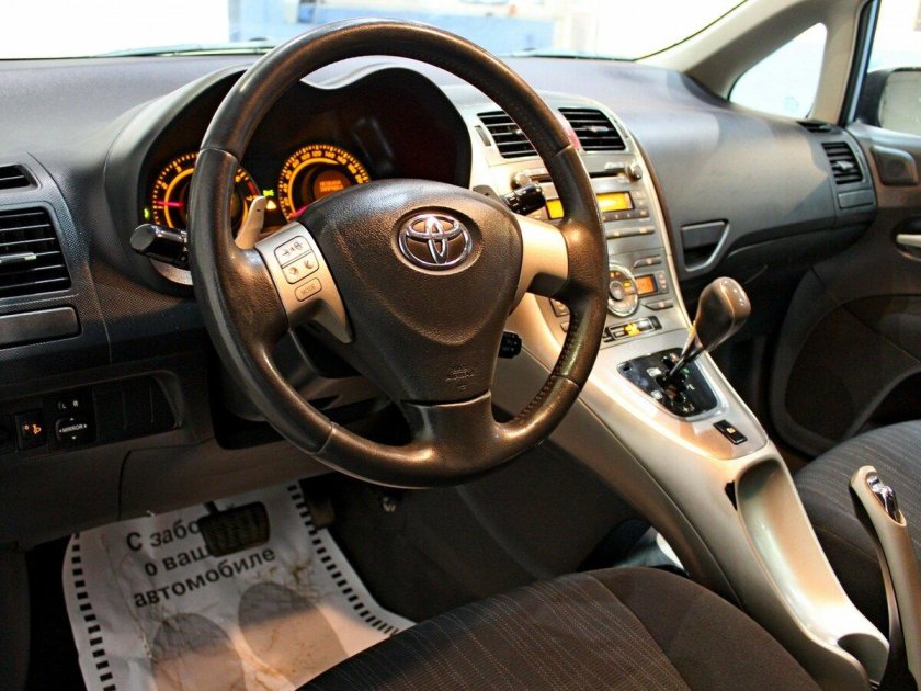 Тойота аурис 2007 салон