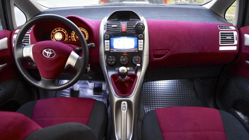 Toyota Auris салон