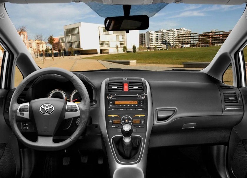 Тойота аурис 2012