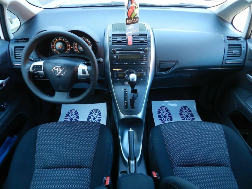 Тойота аурис 2011 года