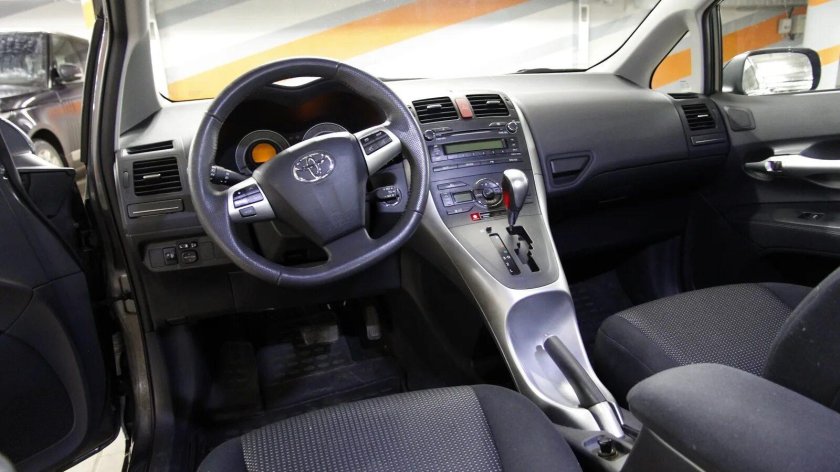 Toyota Auris 2010 салон