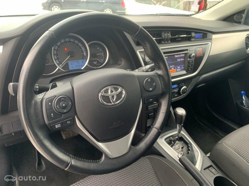 Toyota Auris 2013 салон