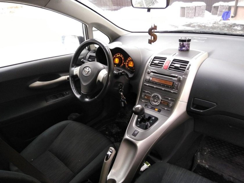 Тойота аурис 2007 салон