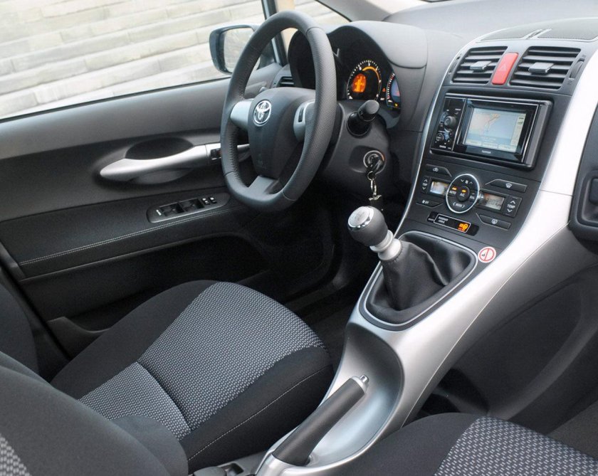 Toyota Auris 2010 салон