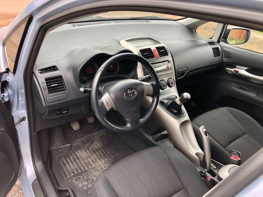 Аурис 2008 салон