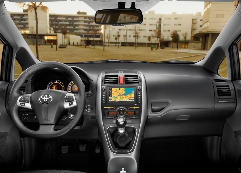 Тойота аурис 2010