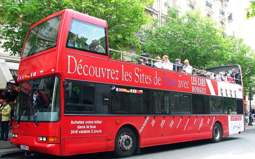 Красный автобус