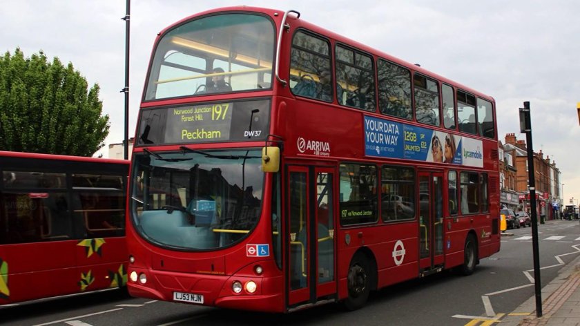 Красный автобус