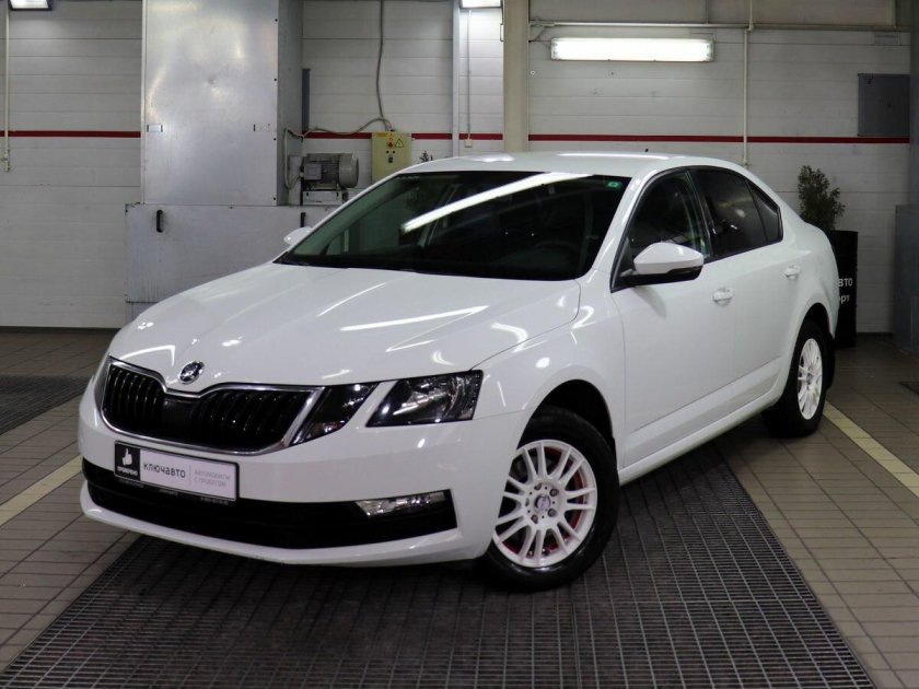 Шкода Октавия 2019 белая на черном