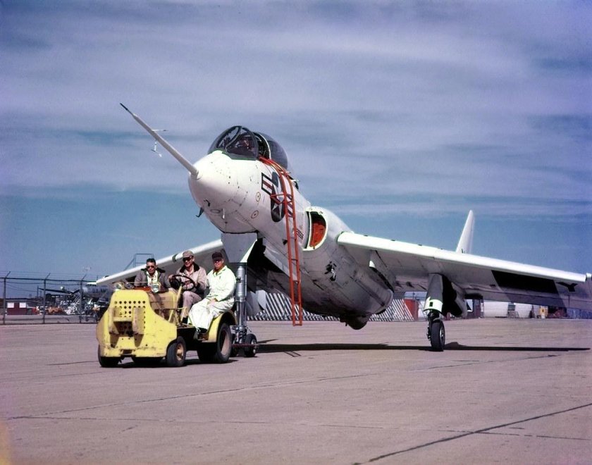 Самолет f7u Cutlass