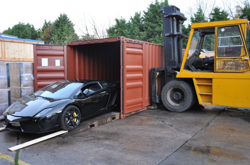 Машина в контейнере