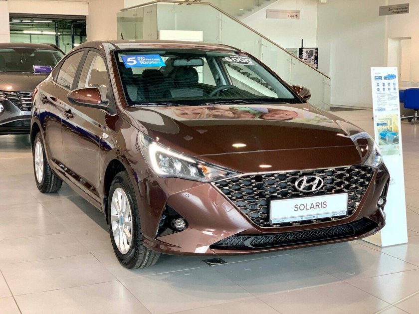Хендай Солярис 2022 коричневый