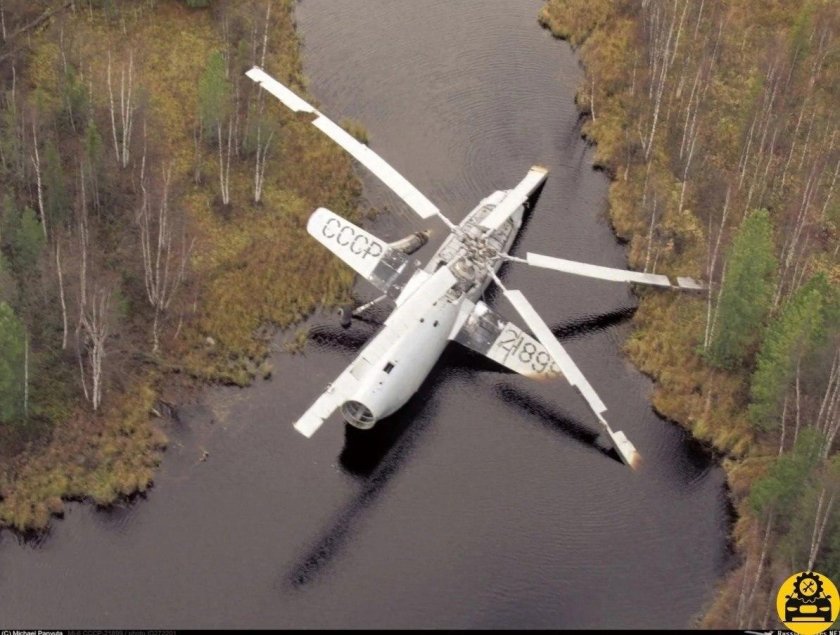 Вертолет ми 6 в Тарко Сале в болоте
