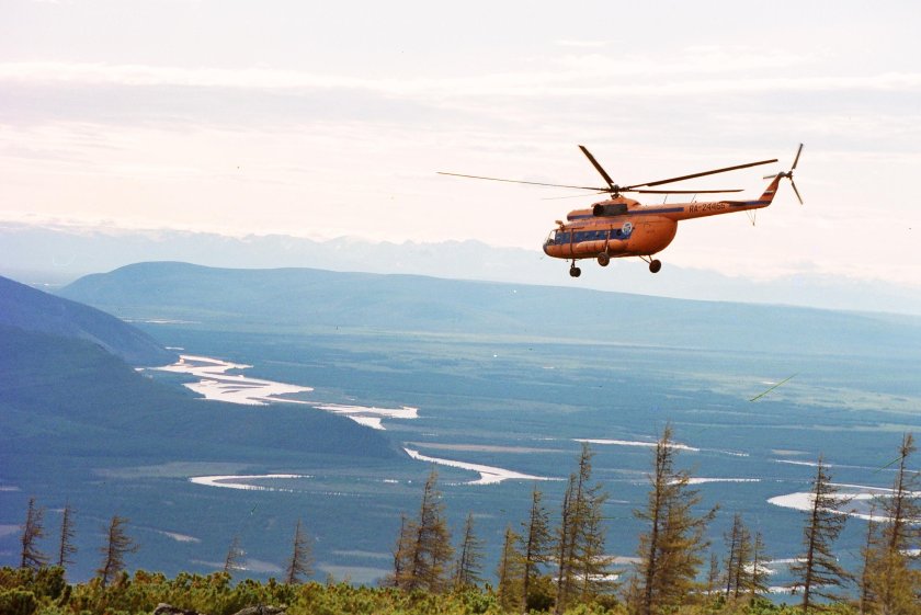 Вертолет ми 8 в тайге