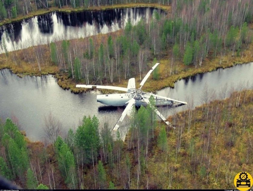 Вертолет ми 6 в Тарко Сале в болоте