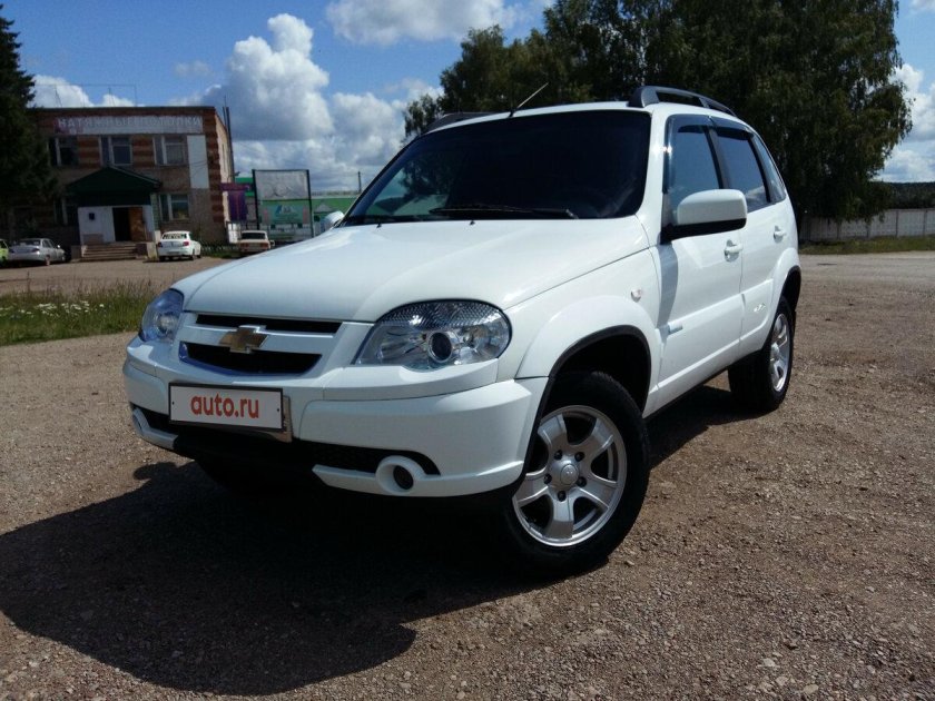 Белая шевроле нива