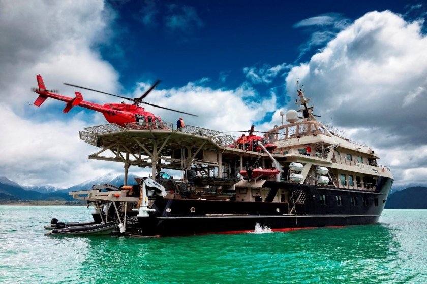 Яхта с вертолетной площадкой