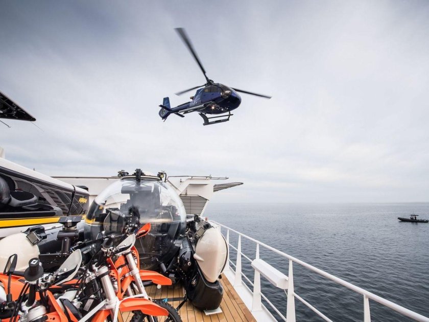 Яхта с вертолетом