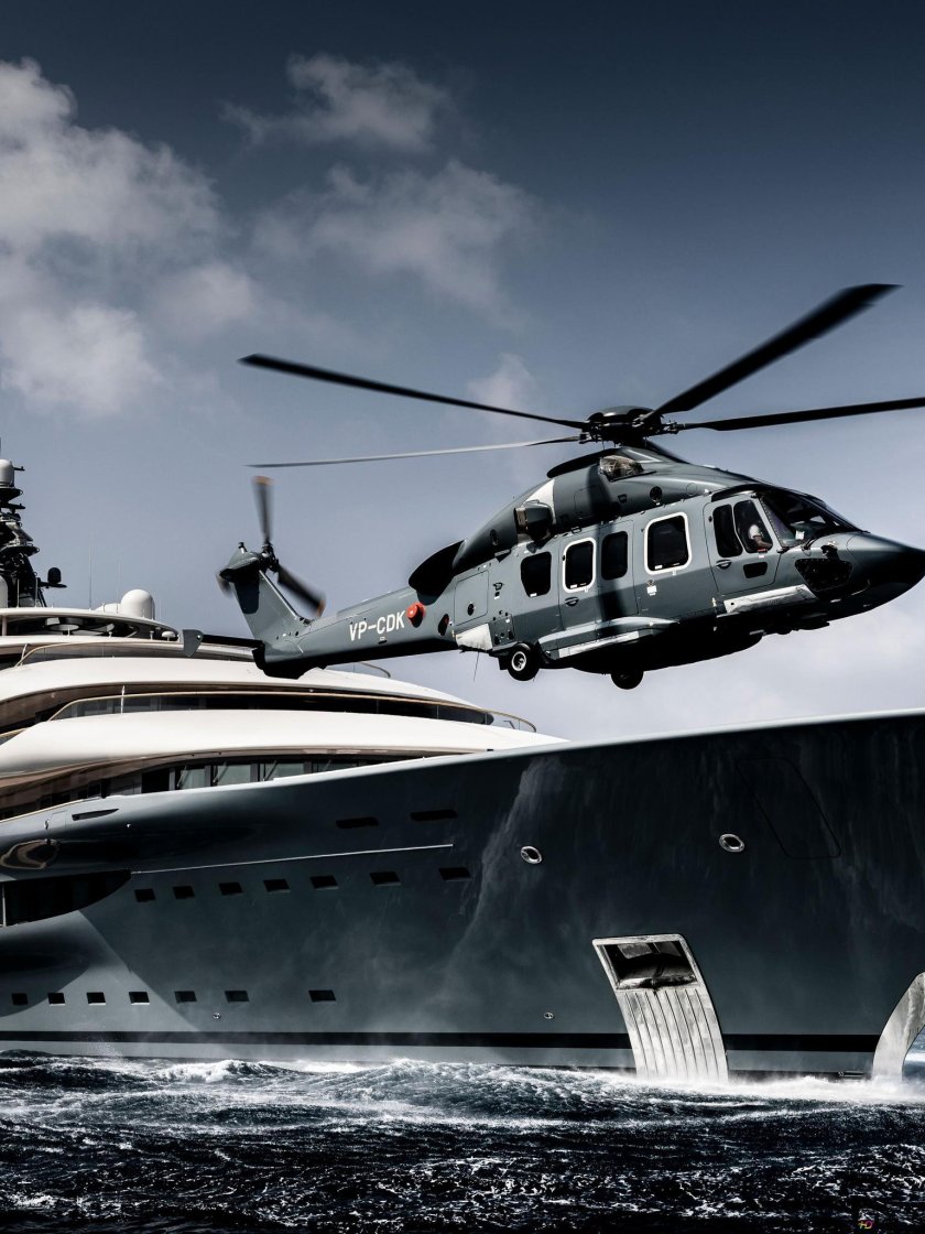 Яхта с вертолетом