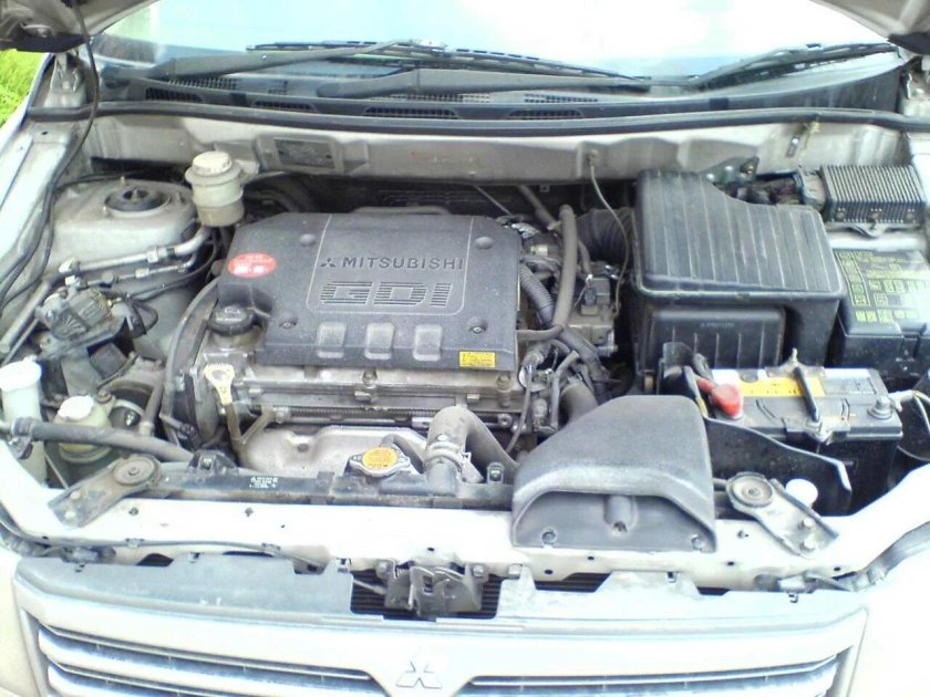 Mitsubishi Chariot 2.4 III АКБ