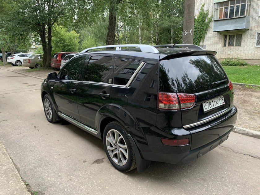 Mitsubishi Outlander сзади