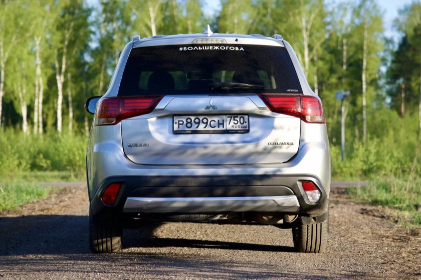 Митсубиси аутлендер 2015 сзади