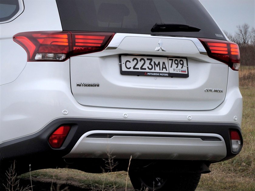 Митсубиси Аутлендер 2018 сзади