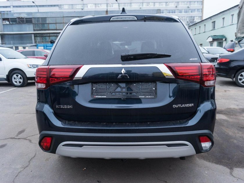 Outlander 3 сзади