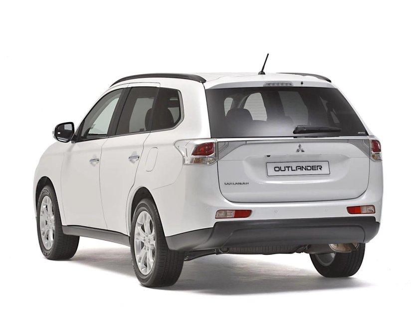 Митсубиси Аутлендер 2014 сзади