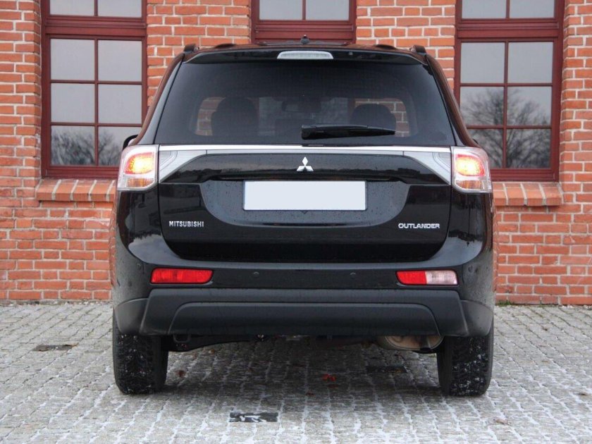 Митсубиси Аутлендер 2013 сзади
