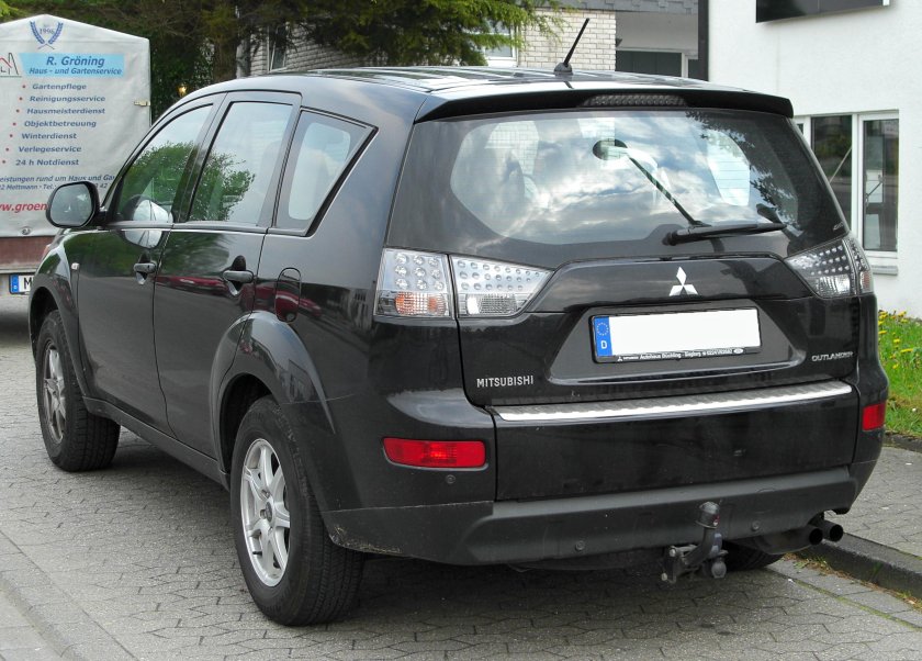 Mitsubishi Outlander XL 2010 сзади