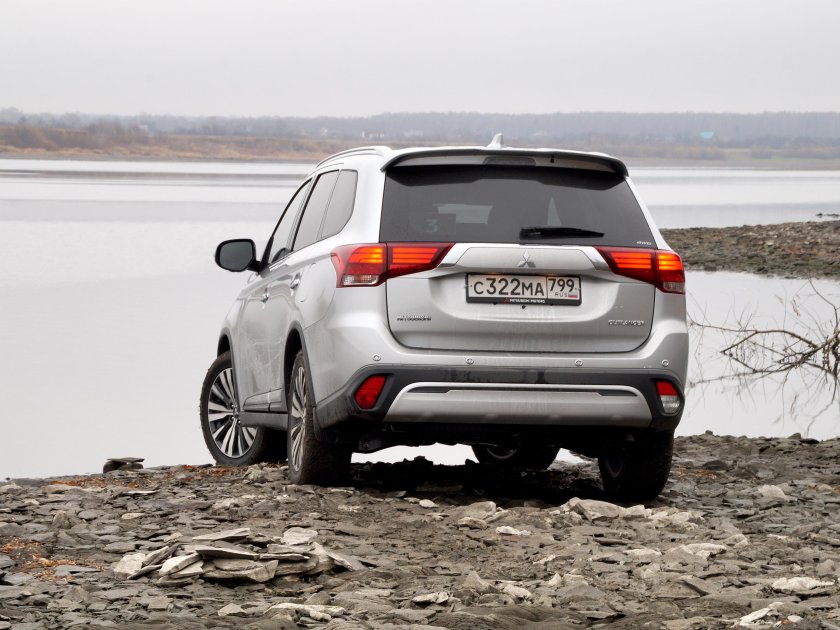 Митсубиси Аутлендер 2018 сзади