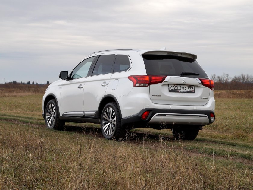 Митсубиси Аутлендер 2018 сзади