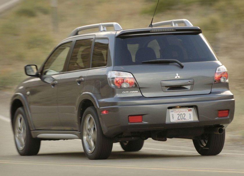 Мицубиси Аутлендер 2003 сзади