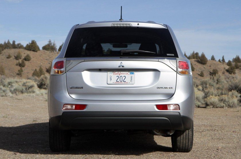 Митсубиси Аутлендер 2013 сзади