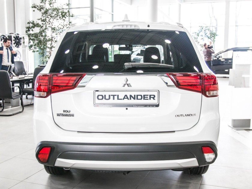 Mitsubishi Outlander 2018 сзади