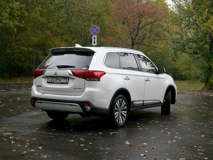 Митсубиси Аутлендер сзади