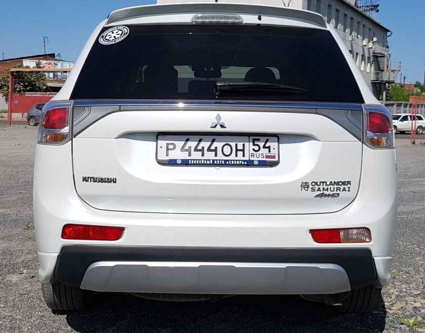 Митсубиси Аутлендер 3 сзади
