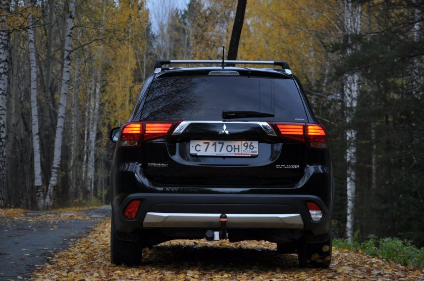 Mitsubishi Outlander 2021 сзади