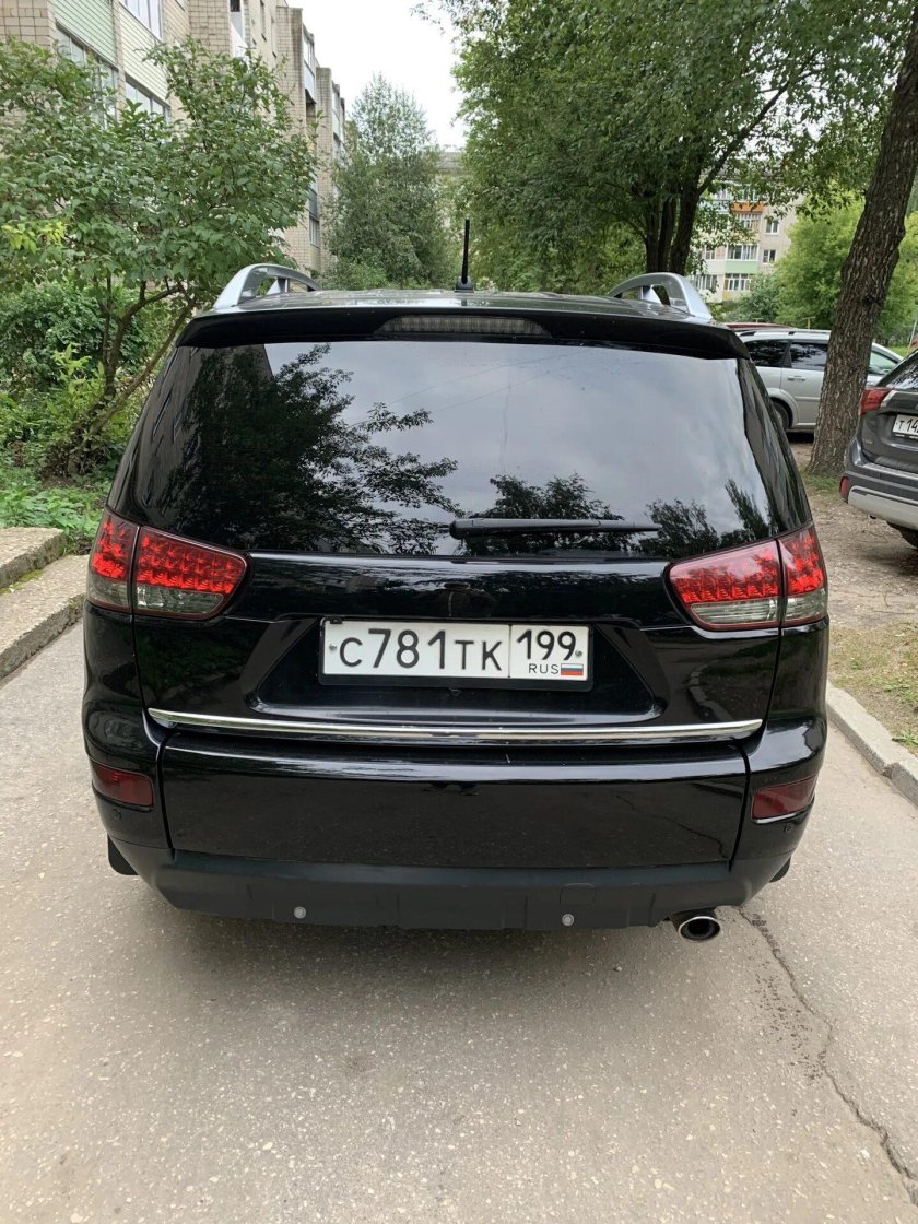 Mitsubishi Outlander XL вид сзади