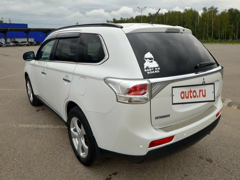 Митсубиси Аутлендер 2018 сзади