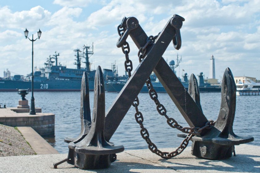 Памятник якорь на набережной в Кронштадте